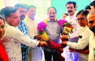 पालकमंत्र्यांच्या गळ्यात घातली '१० प्रश्नांची माळ