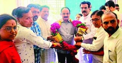 पालकमंत्र्यांच्या गळ्यात घातली '१० प्रश्नांची माळ