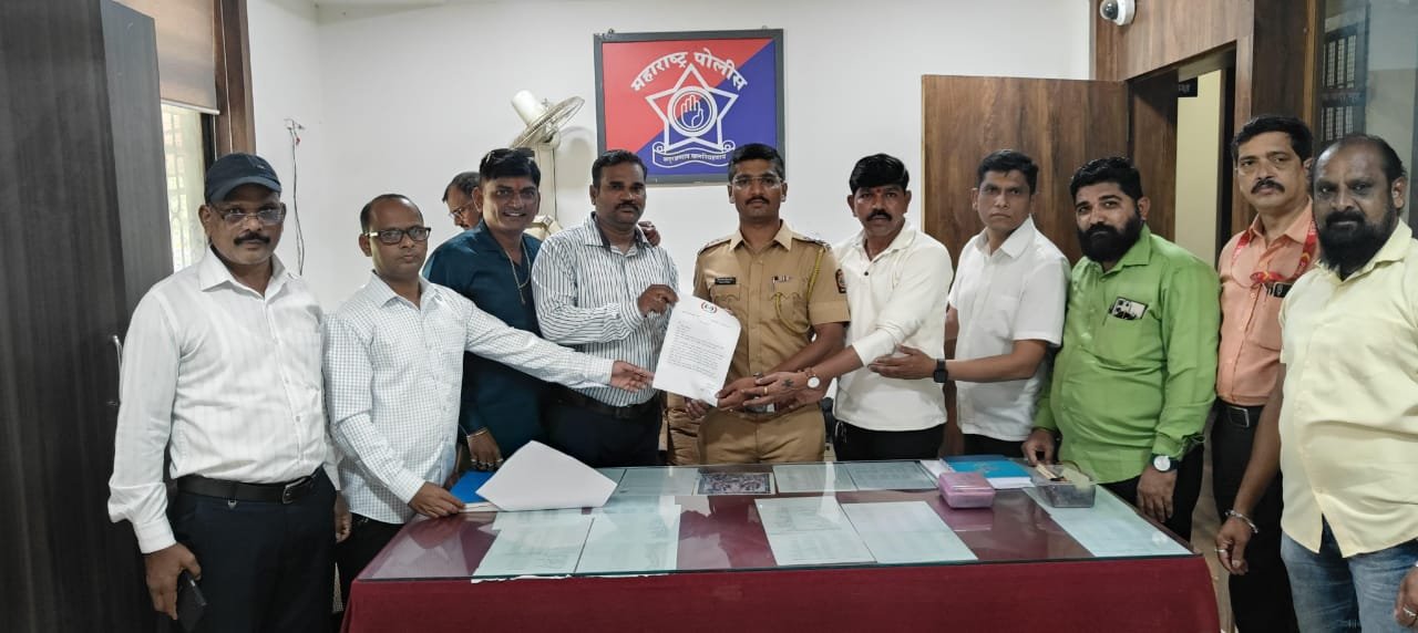 पत्रकार प्रथमेश कुडेकर यांच्यावर हल्ला : “व्हॉईस ऑफ मिडिया” कडून कर्जत पोलिसांना निवेदन ...