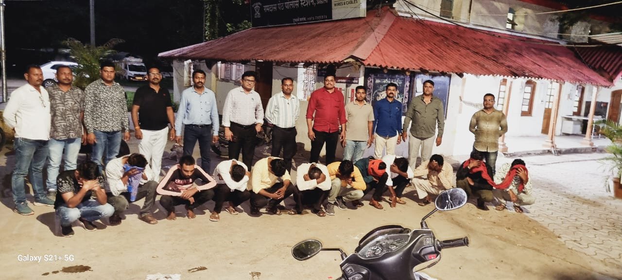 अकोला पोलीस दलाकडून 'ऑपरेशन प्रहार' अंतर्गत सार्वजनिक ठिकाणी मद्यपान करणारे 100 इसमांविरोधात कारवाई...