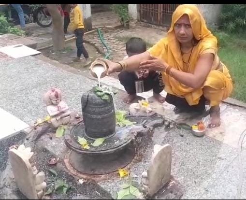 गौ माता को विश्व माता घोषित के लिए राष्ट्रीय कोषाध्यक्ष ने दुध अवशेक किया