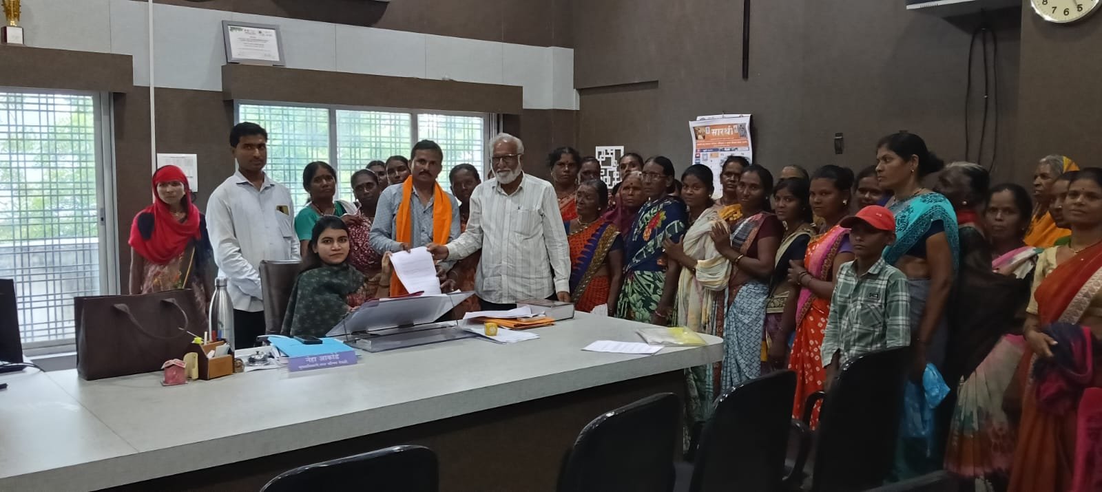 अनेक वर्षापासून पात्र असून प्रधानमंत्री आवास योजने पासून वंचित लाभार्थ्यांनी मुख्याधिकाऱ्यांना दिले निवेदन...