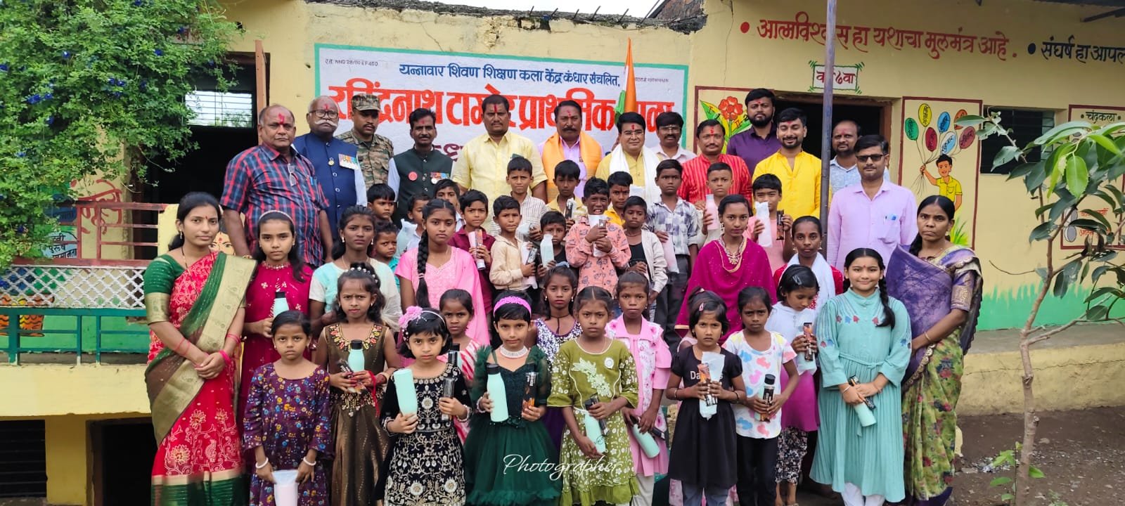 रवींद्रनाथ टागोर प्राथमिक शाळा कंधार येथे माजी सैनिकांसोबत विद्यार्थिनींनी केले रक्षाबंधन....