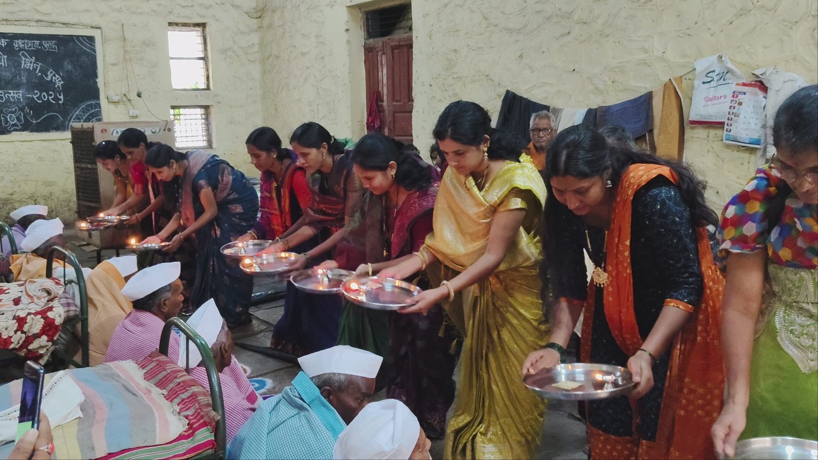 माणुसकीच्या भिंती ने केले मानवतेचे रक्षाबंधन होत आहे सर्वत्र कौतुक