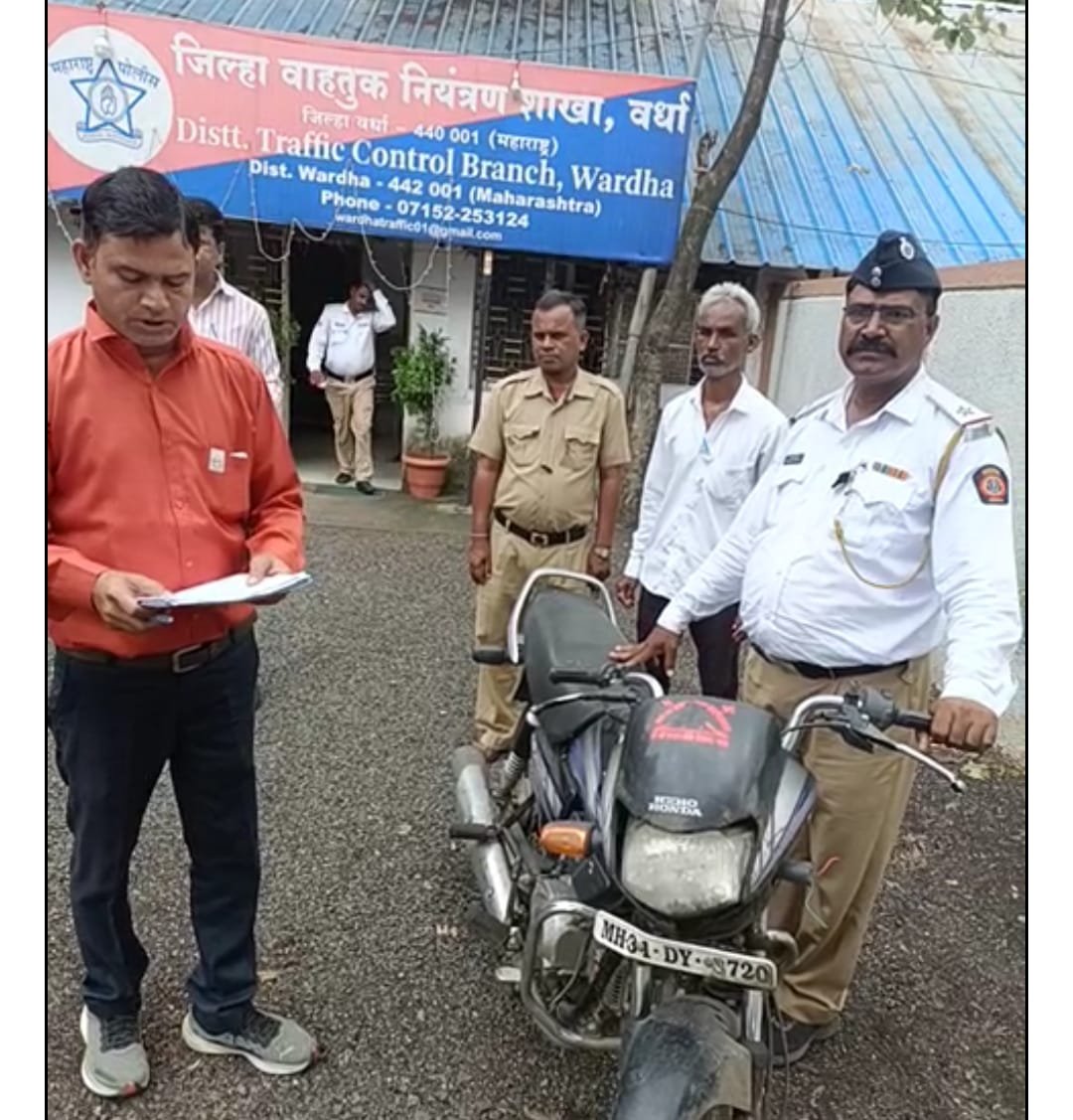 वाहतूक शाखेच्या नाकाबंदी दरम्यान नागपूर MIDC येथील चोरीची मोटार सायकल जप्त...