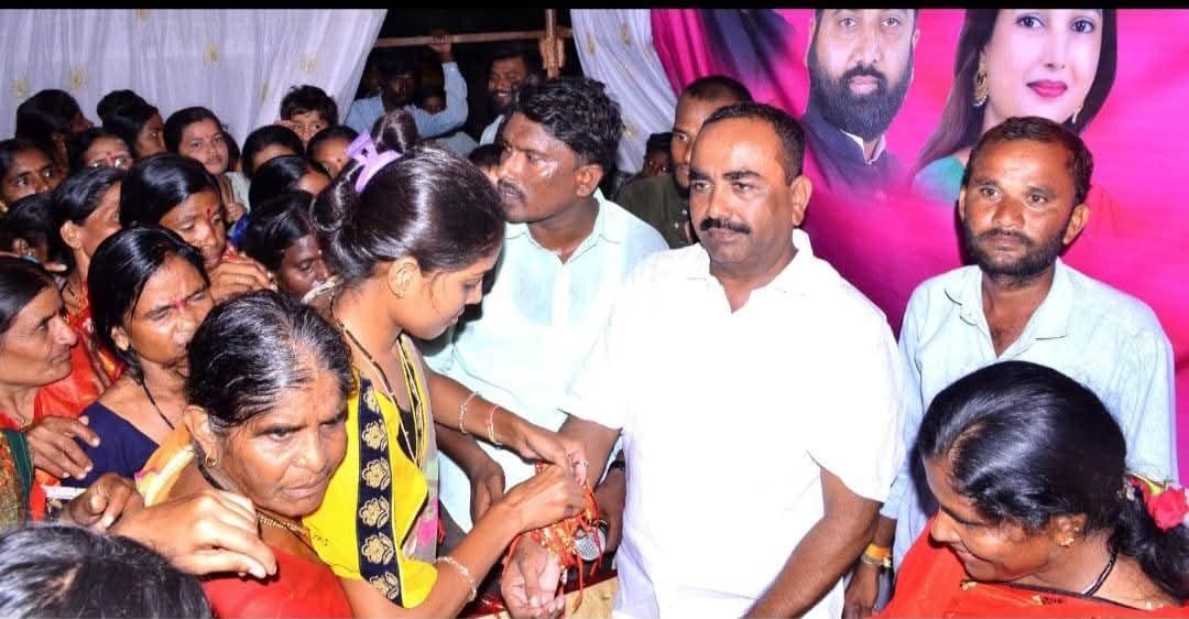 मा. नगरसेवक करीमभाई शेख यांच्या वतीने रक्षा बंधन कार्यक्रमा अंतर्गत दीड हजार लाडक्या बहिणीला साड्या व फराळ वाटप