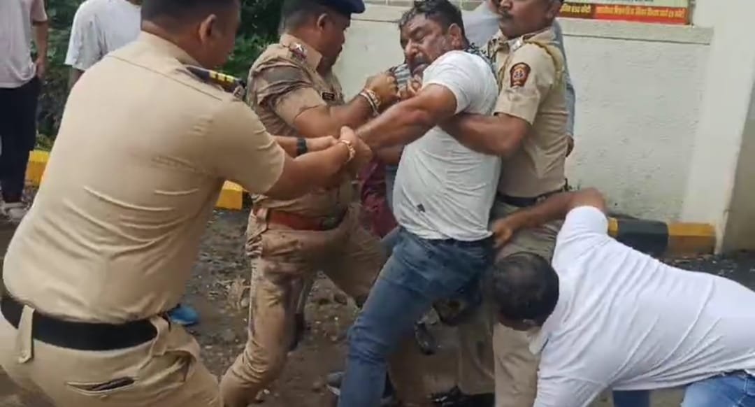 स्वातंत्र्यदिनी कंत्राटदारावर आत्मदहन करण्याची वेळ येणे,ही गंभीर घटना !