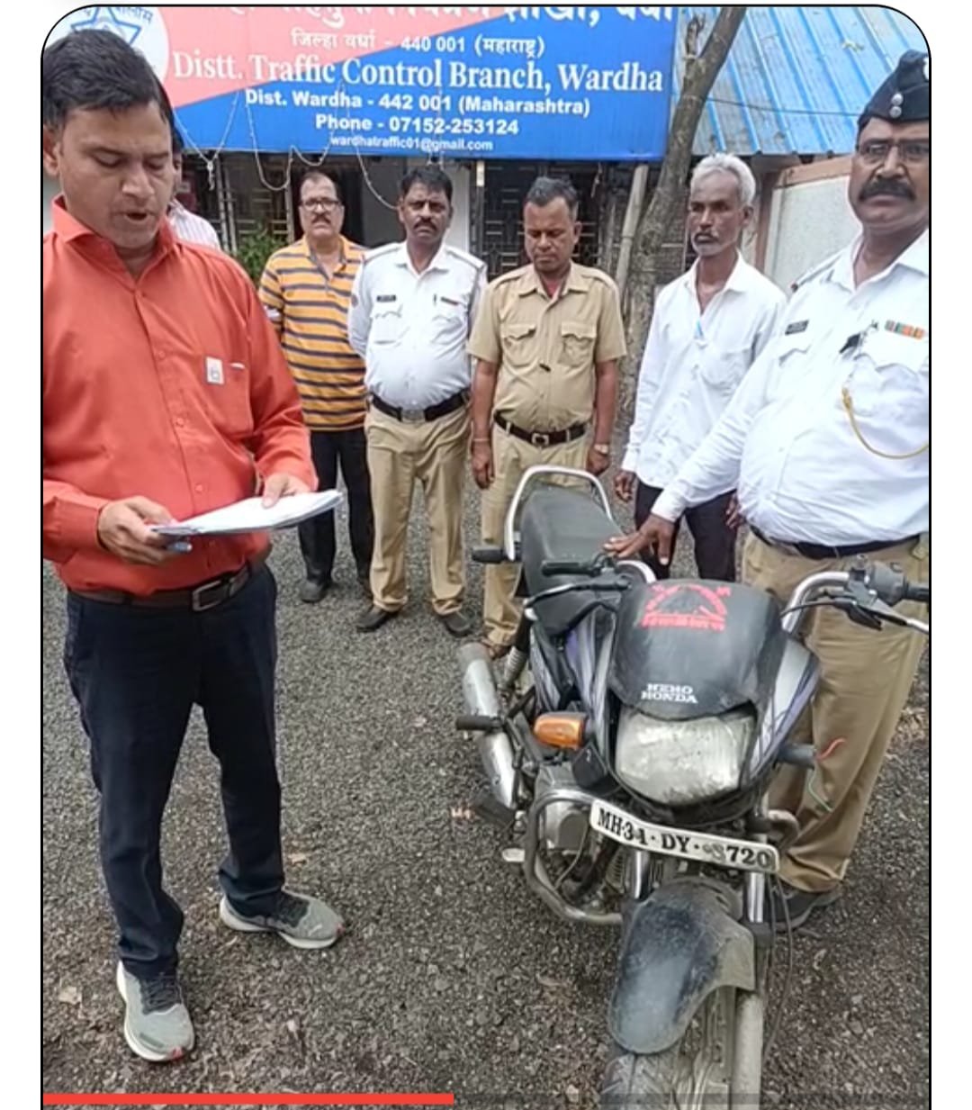 वाहतूक शाखेच्या नाकाबंदी दरम्यान नागपूर MIDC येथील चोरीची मोटार सायकल जप्त