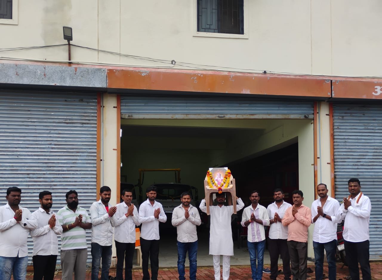खेळ मांडला संताच्या दिंडीचा, उल्का नगरीत निघाली हास्यस्पद दिंडी.
