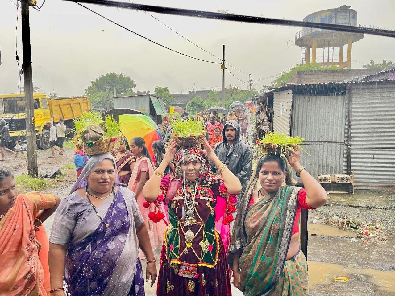 बंजारा समाजाचा तीज महोत्सव शेकडो महिलांनी केला साजरा