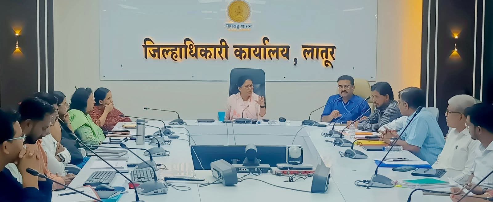लातूर जिल्ह्यात 17 महसूल मंडळांमध्ये अतिवृष्टी; जिल्हाधिकारी वर्षा ठाकूर-घुगे यांनी सर्व क्षेत्रीय अधिकाऱ्यांचा घेतला आढावा..