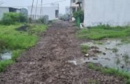 भर पावसात नाल्याच्या कामासाठी रस्त्याची खोदाई