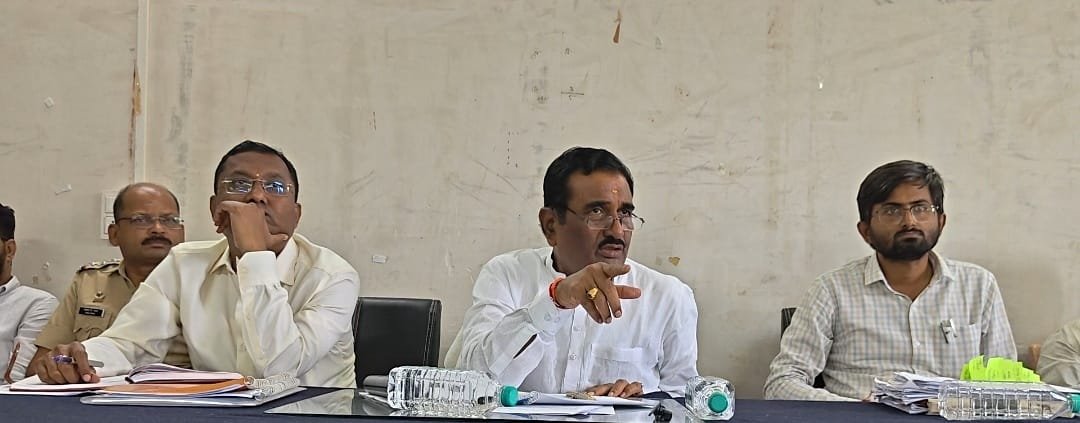 आ. प्रताप पाटील चिखलीकर यांच्या अध्यक्षतेखाली तहसील कार्यालयात आढावा बैठक संपन्न...