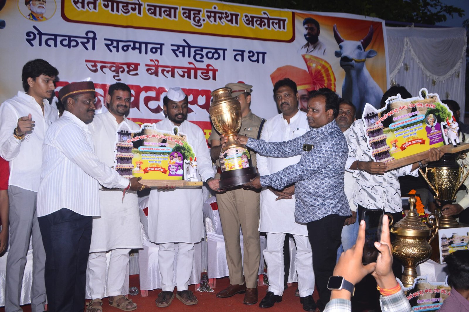 अकोला:शेतकरी सन्मान सोहळा तथा उत्कृष्ट बैल जोडी सजावट स्पर्धा यामध्ये प्रथम पारितोषिक....