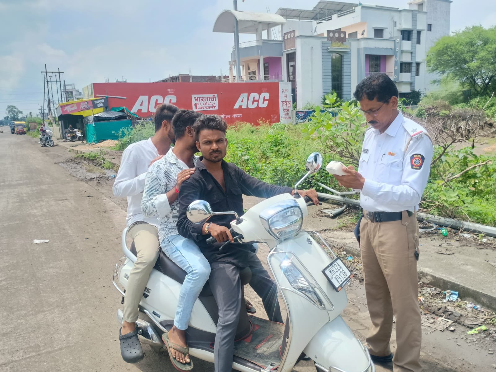 मोटार वाहन वरील प्रलंबित दंड आपण कोणत्याही ट्राफिक अंमलदार यांच्या जवळ, वाहतूक नियंत्रण शाखा, किंवा ऑनलाईन ही भरू शकतात ....