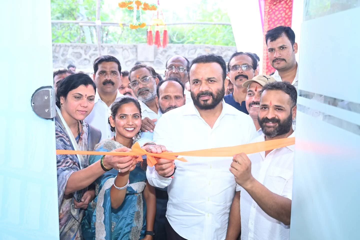 प्रेम डिजिटल & पी एस बुटीपार्लर चे मंत्री श्री जयकुमार गोरे यांच्या हस्ते उदघाटन संपन्न...
