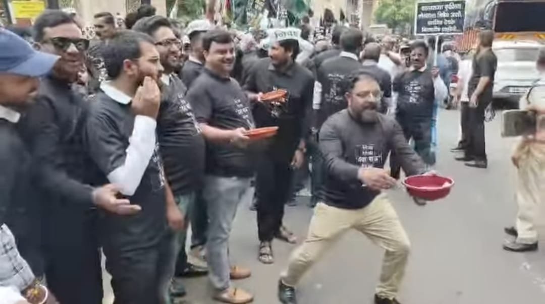 विदर्भातील शासकीय कंत्राटदारांचे नागपुरातील संविधान चौकात फडणविस सरकार विरोधात भिक मांगो आंदोलन !