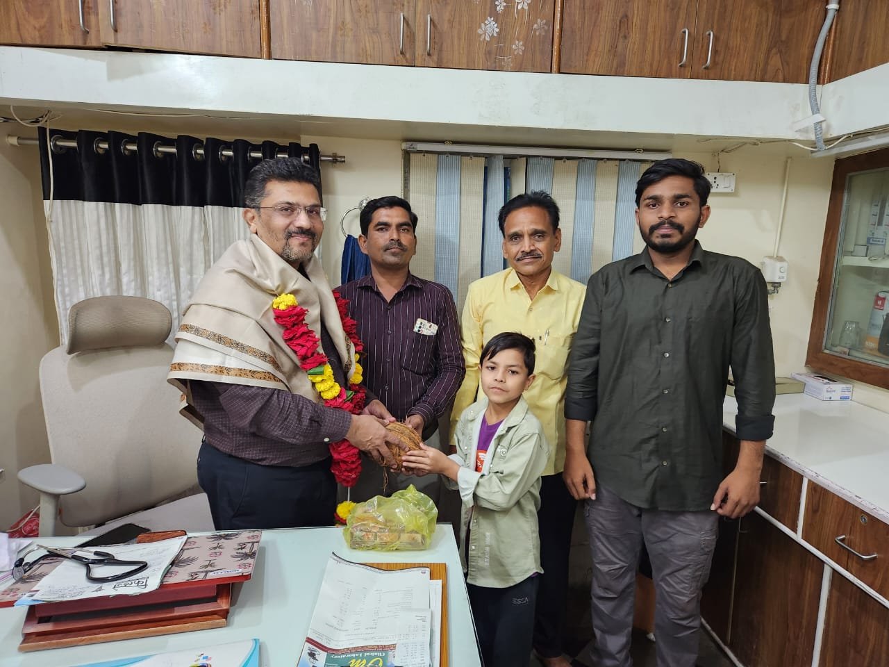 अजितेश मुंडे ला डॉक्टर शैलेश किलजे यांनी दिले 