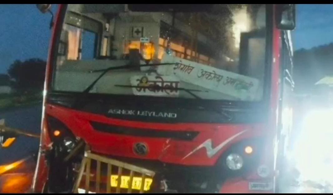 अकोला: शेगाव बसचा कुरणखेड जवळ भीषण अपघात....