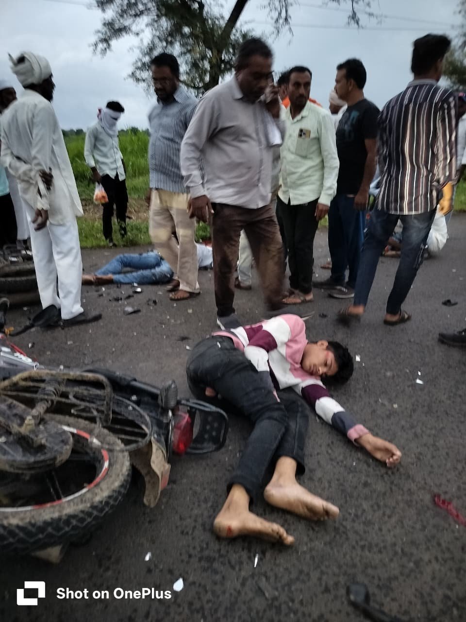 दोन दुचाकींची समोरासमोर टक्कर, दोघे ठार, चार गंभीर जखमी...