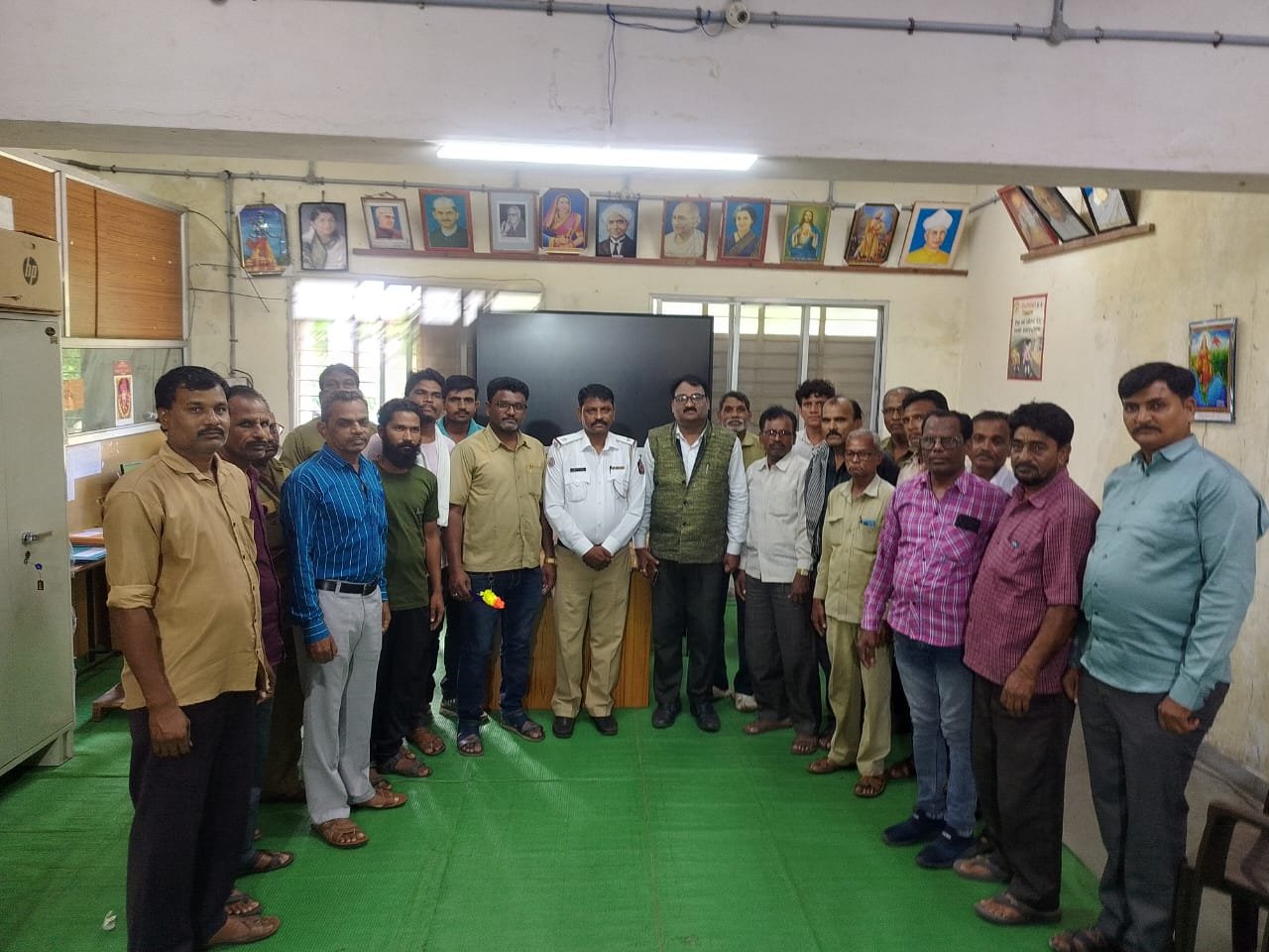 सडक सुरक्षा नियमो को अपनाये जीवन को सुरक्षित बनाये...