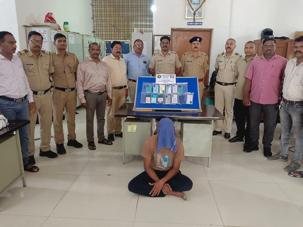 मोबाईल चोरी करणाऱ्या आरोपीस रेल्वे पोलीस स्टेशन वर्धा यांनी घेतले ताब्यात...