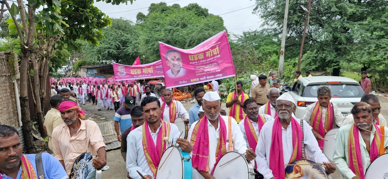 अतिवृष्टीग्रस्त शेतकऱ्यांचा कंधार उपविभागीय कार्यालयावर धडकला मोर्चा