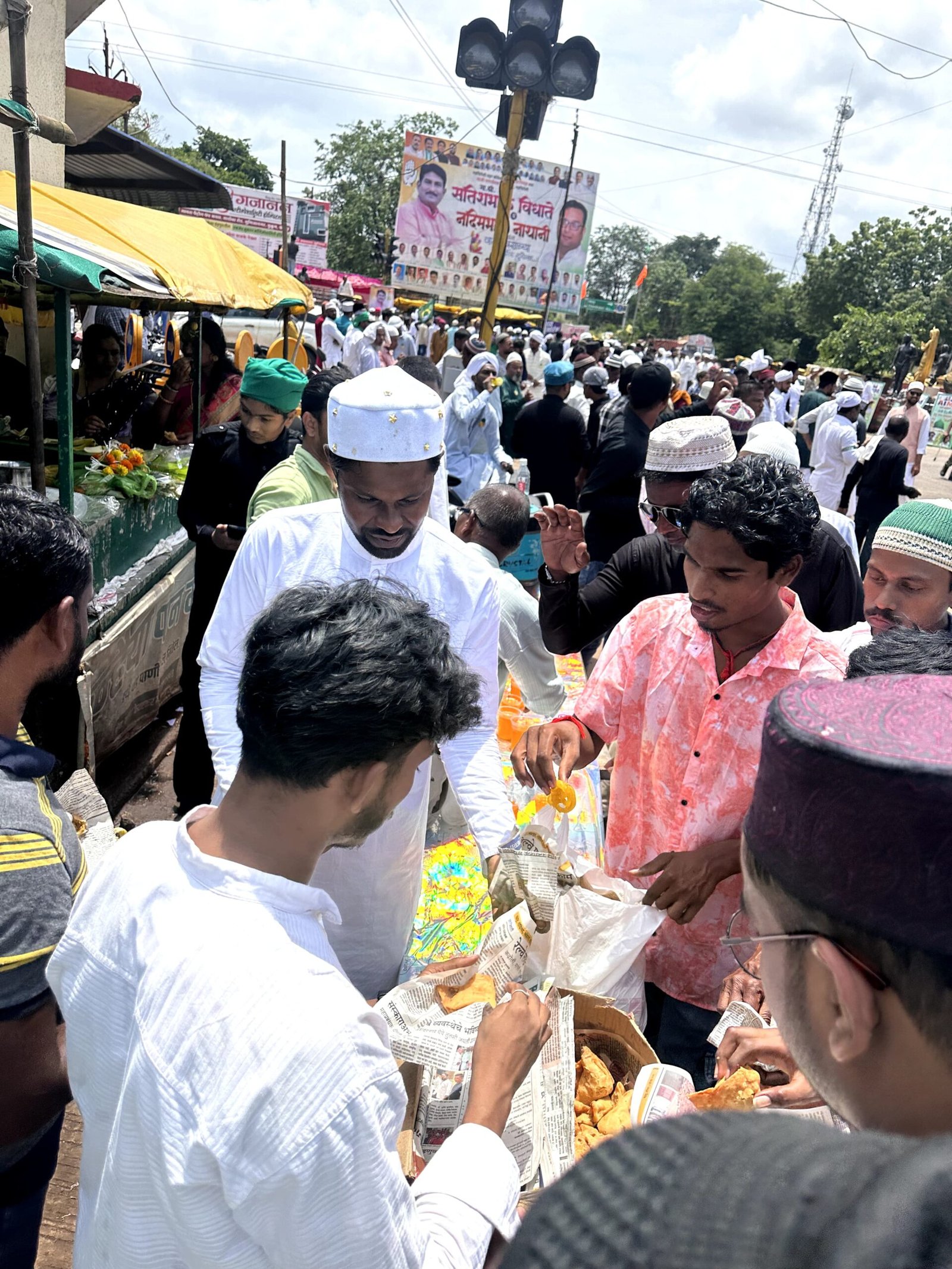 जश्ने ईद मिलादुन्नबी निमित्त MIM पक्षा तर्फे नास्ता व सरबत वितरण केले...