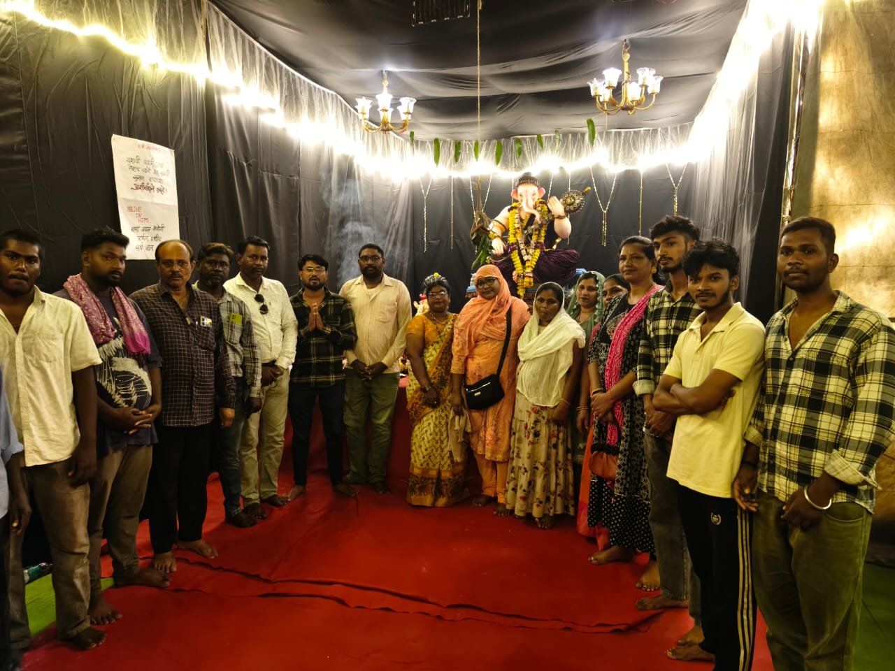 नवयुवक बाल गणेश मंडळ येथे MIM पक्षाचे पदाधिकाऱ्यांनी गणेश दर्शन घेतले....
