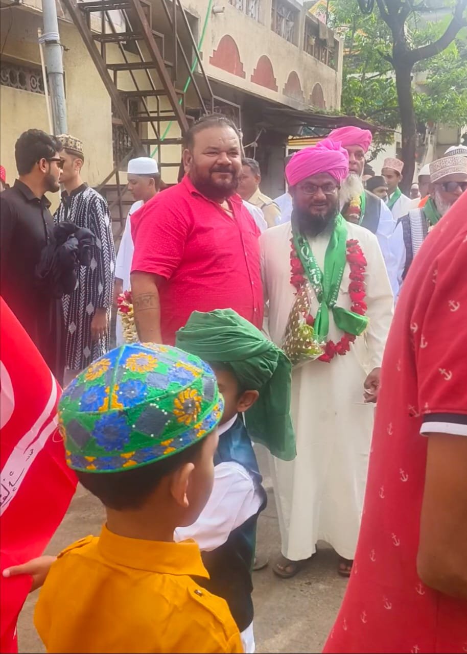 रिंकू पांडे मित्र परिवार तर्फे स्टेशन फैल वर्धा येथे ईद ए मिलादुन्नबीच्या निमीत्त भव्य लंगर वाटप..