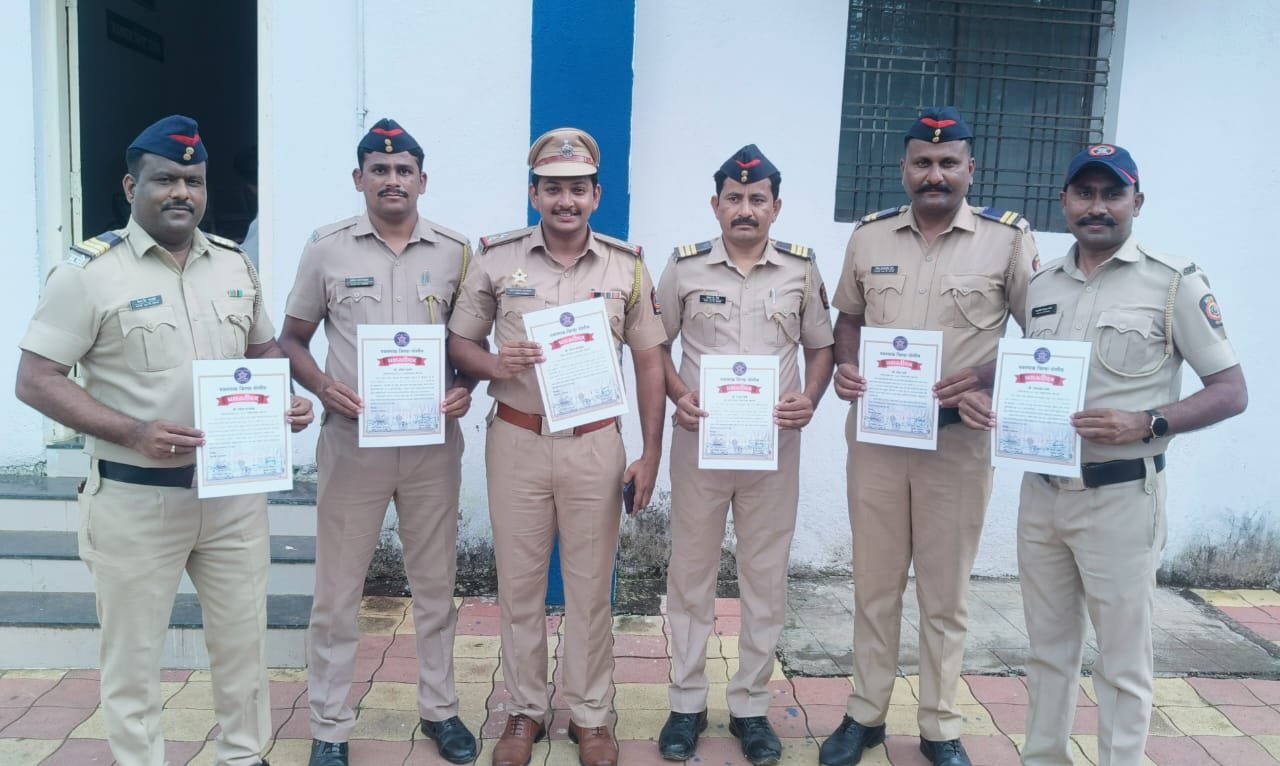 कर्तव्यदक्ष पोलिसांचा सन्मान : - उमरखेड तालुक्यातील बिटरगाव पोलीस स्टेशनच्या पोलिसांना यवतमाळ येथे प्रशस्तीपत्र देऊन गौरव