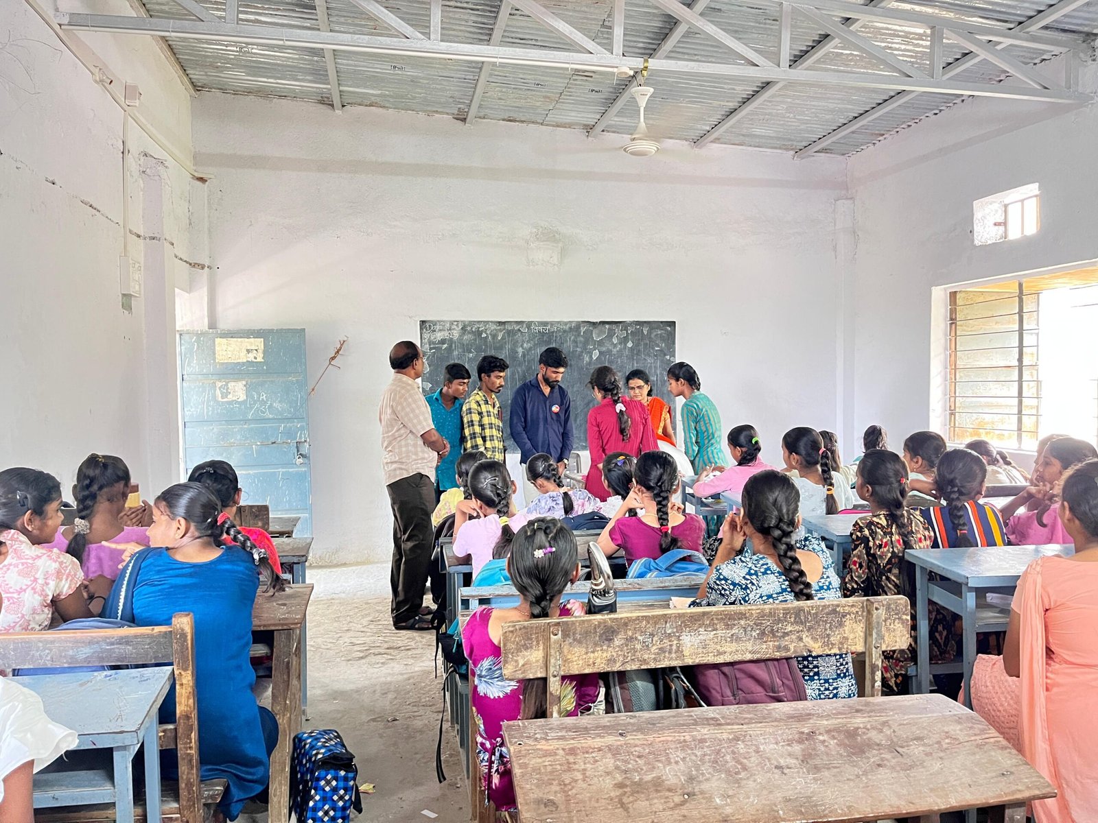 छात्रभारती विद्यार्थी संघटनेच्या आजोबा आम्हाला टेस्ला कार नको, शाळेत जायला एसटी पास मोफत करा या स्वाक्षरी मोहिमेस सुरुवात...