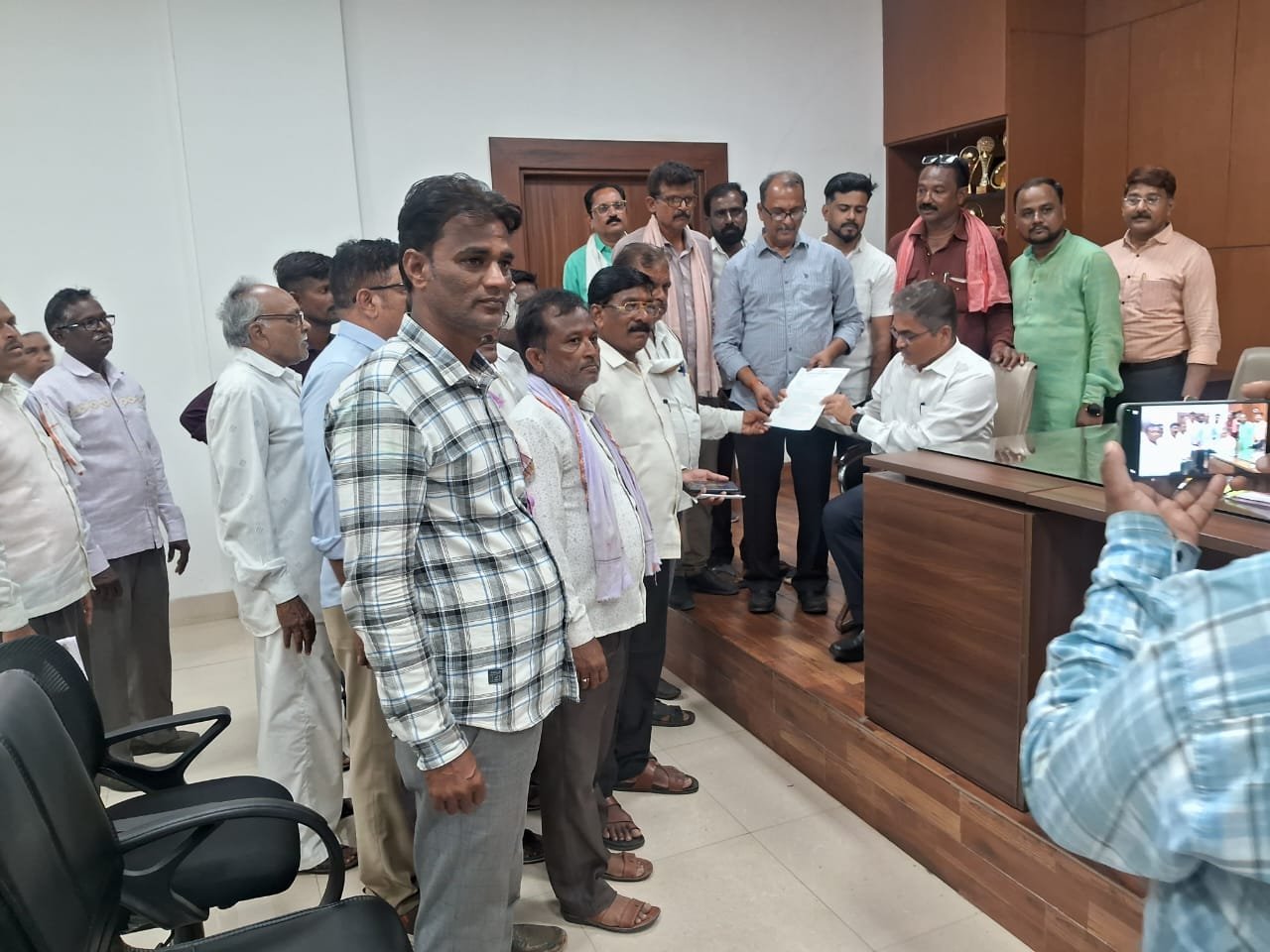 ओला दुष्काळ राष्ट्रीय आपत्ती म्हणुन जाहीर करुन शेतकऱ्यांना मदत मिळण्याण्याबाबत वर्धा जिल्हा काँग्रेस कमिटी तर्फे निवेदनासह आंदोलनाचा इशारा …