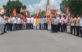 सरसकट कर्जमाफी ' च्या घोषणेवर सरकारचा यू-टर्न! शिवसेनेचा उबाठा हिंगणघाटमध्ये जाहीर निषेध !
